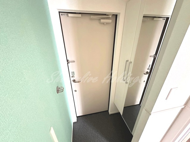 茅ヶ崎市室田２丁目のアパートの玄関