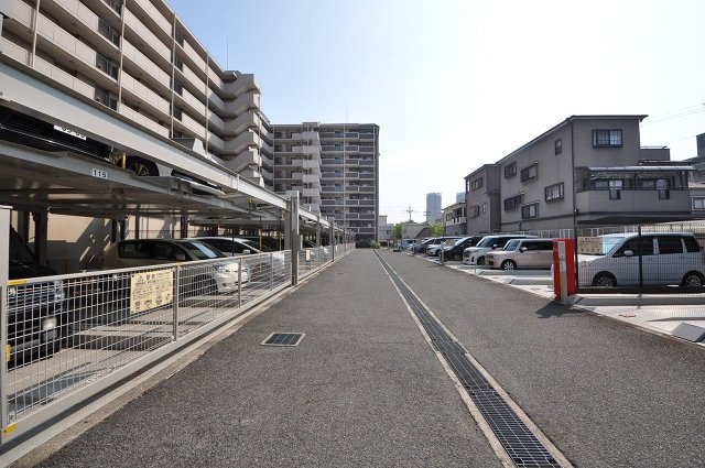 シャルマンフジロイアルクレセント泉大津東雲公園の駐車場|駐車場
