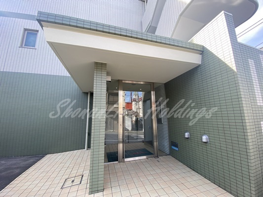 横浜市南区永田北２丁目の賃貸マンションのエントランス