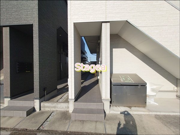 さいたま市北区宮原町４丁目のアパートのエントランス