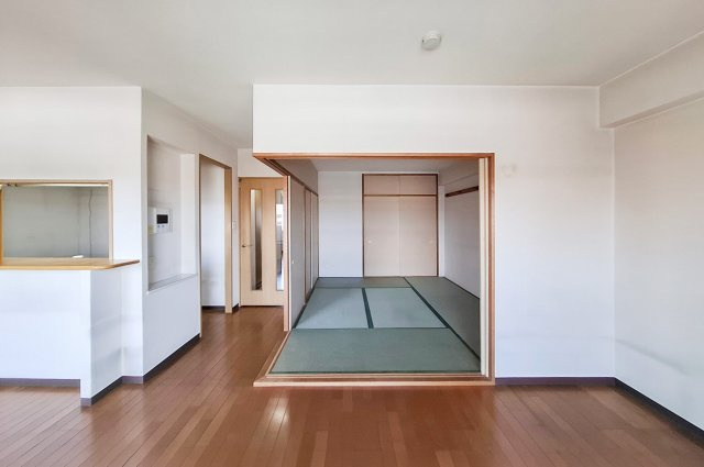 シャルマンフジロイアルクレセント泉大津東雲公園のその他|和室・LDK：LDKと和室を一体利用でき、暮らし方に合わせて使いやすい間取りです。