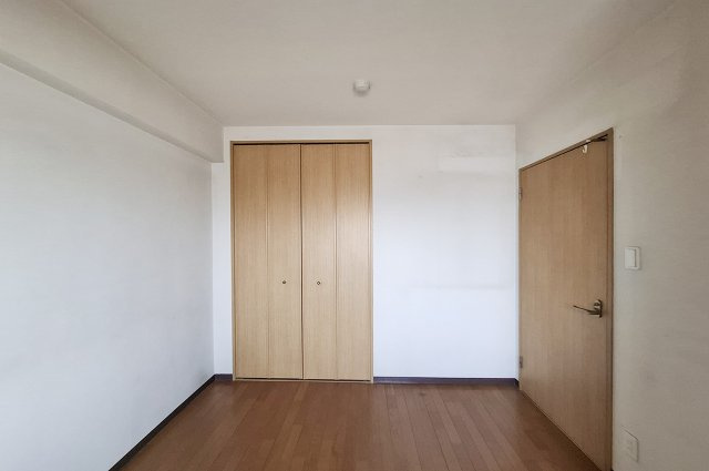 シャルマンフジロイアルクレセント泉大津東雲公園の子供部屋|洋室2：約4.5帖の洋室。子供部屋や趣味部屋など多用途に活用できます。