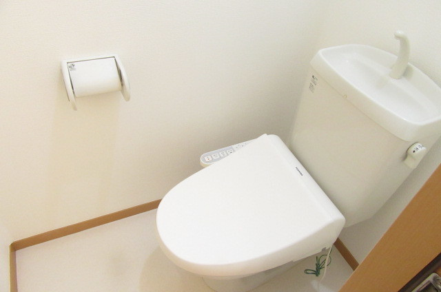 クローバー1番館のトイレ|温水洗浄機能付きトイレです