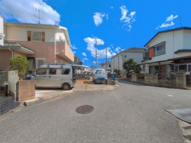 春日部市一ノ割1丁目　中古一戸建ての前面道路含む現地写真