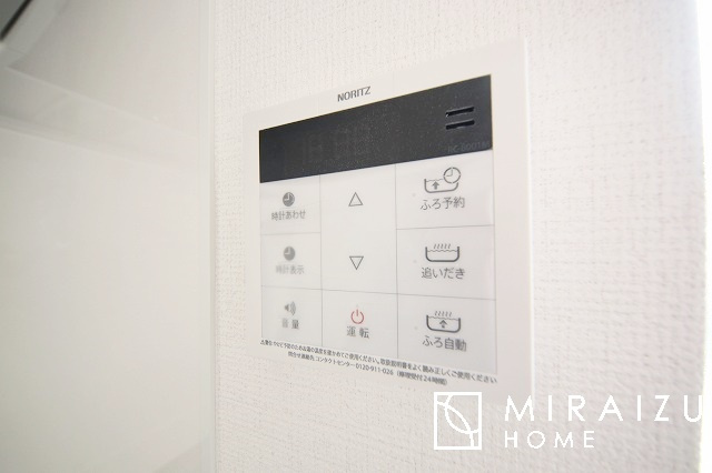 【その他】 | ■追い焚き機能■
誰でも簡単にボタンひとつでお風呂のお湯を張ることができます！お湯の出し過ぎで水道代を気にするということもなくなりました！ 