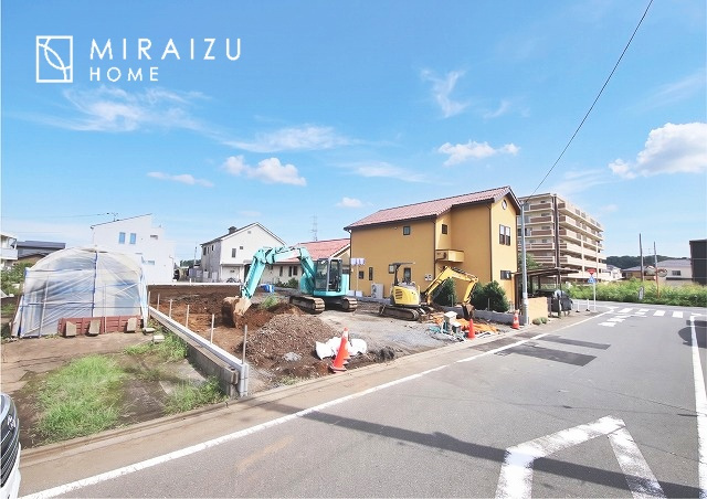 【前面道路含む現地写真】 | 陽の光をたっぷりと浴びながら気持ち良く生活が出来ます。夢のマイホーム、夢ではなく実現出来ます！見学・ご相談等、お気軽にご連絡下さい。