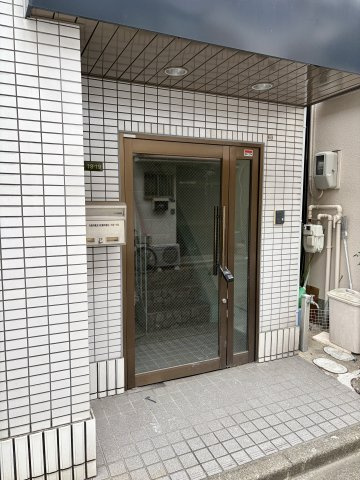 大阪市東淀川区東中島５丁目の店舗事務所のエントランス