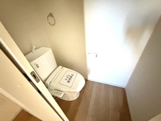 越谷市大沢２期　新築戸建てのトイレ|汚れを弾く表面加工が施された最新トイレ。水アカや汚れが固着しにくくキレイが長持ちします。