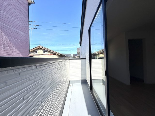 越谷市大沢２期　新築戸建てのバルコニー|手すり部分が高くプライバシーに配慮されたバルコニー。外からの視線を気にせず洗濯物を干せます。