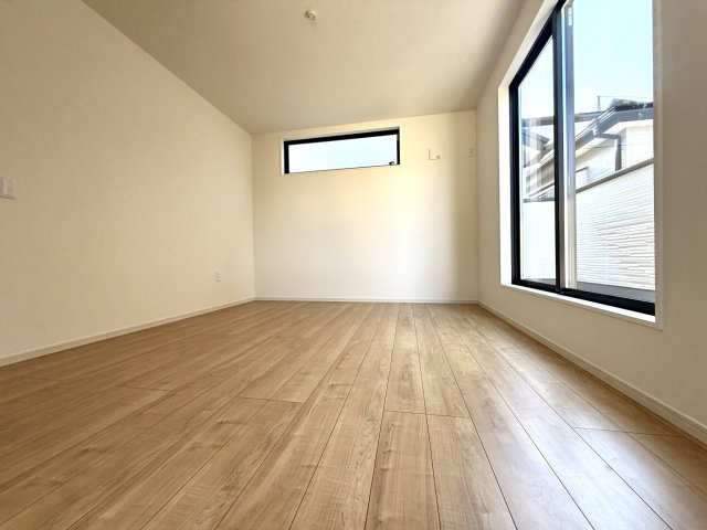 越谷市大沢２期　新築戸建ての洋室|プライベートな時間を快適に過ごせる洋室。静かで集中しやすい環境が整っています。
