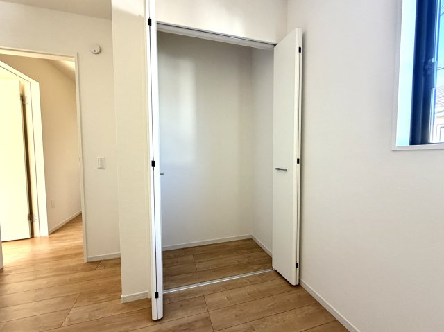 越谷市大沢２期　新築戸建ての収納|各居室に独立した収納をしっかり確保。家族それぞれの荷物を自分の部屋で管理できて部屋が片付きます。