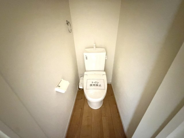 越谷市大沢２期　新築戸建てのトイレ|2つ目のトイレがあることで来客時もご家族が気兼ねなく利用可能。お互いのプライバシーを守れます。
