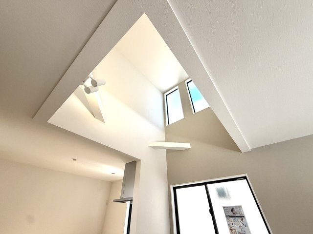 越谷市大沢２期　新築戸建ての居間・リビング|天井が高く、光や風が通り抜ける吹き抜け空間です。実際の面積以上の広がりを感じられます。