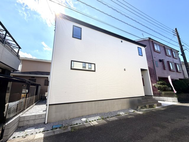 越谷市大沢２期　新築戸建ての外観|白を基調とした明るく爽やかな外観デザイン。日の光を受けて建物全体がパッと明るく引き立ちます。
