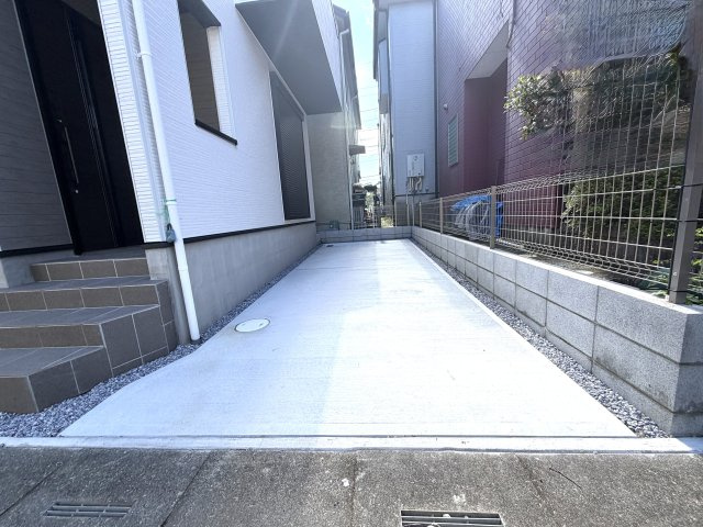越谷市大沢２期　新築戸建ての駐車場|舗装が綺麗に整えられた清潔感のある駐車エリア。水はけも良く、足元を汚さずに乗車できます。