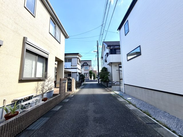 越谷市大沢２期　新築戸建ての前面道路含む現地写真|わかりやすく整備された前面道路に面した敷地。周辺は静かな住宅街で、日々の暮らしが穏やかに営めます。