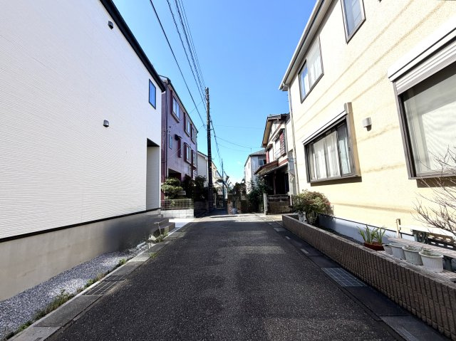 越谷市大沢２期　新築戸建ての前面道路含む現地写真|前面道路から直感的に敷地へアクセスできるわかりやすい配置。車の出入りや荷物の搬入もスムーズです。