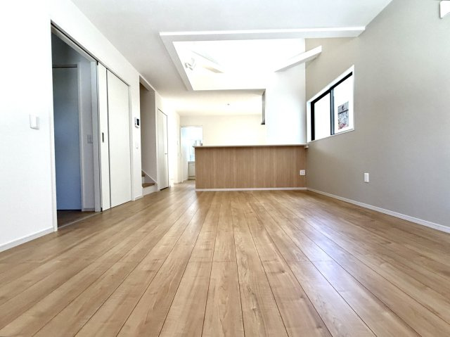 越谷市大沢２期　新築戸建ての居間・リビング|木のぬくもりが感じられる温かみのあるリビング。家族全員がのびのびと過ごせる広さを確保しています。