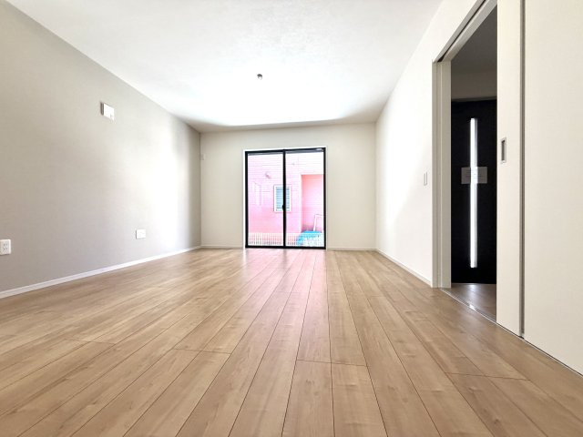 越谷市大沢２期　新築戸建ての居間・リビング|視線が外へ抜け開放感を感じられる素敵なリビング。日々の疲れを優しく癒やしてくれる居場所です。
