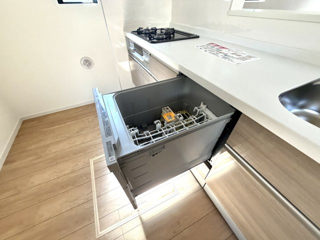 越谷市大沢２期　新築戸建てのキッチン|食洗器を標準装備したキッチンです。家事の負担を軽減し、家族との時間を増やせます。