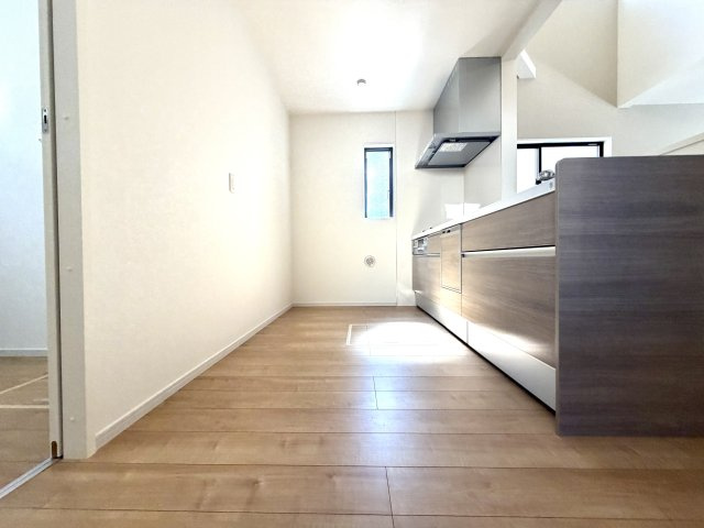 越谷市大沢２期　新築戸建てのキッチン|通気性に優れたキッチンスペース。ゴミ箱や買い置きの保管にも困らないゆとりの広さです。