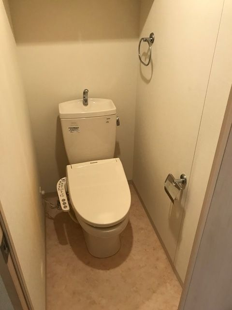 ホワイトヒルズ富士見台のトイレ|落ち着いた色調のトイレです