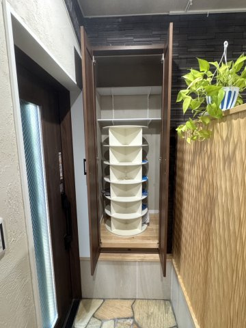 若葉3丁目戸建て1階の玄関|スーツケースも入るシューズボックス♪