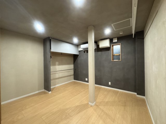若葉3丁目戸建て1階の洋室|調湿効果のある珪藻土の壁です♪