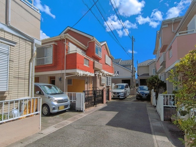 春日部市緑町2丁目　中古一戸建ての前面道路含む現地写真