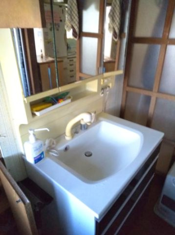 山の手町中古住宅の独立洗面台