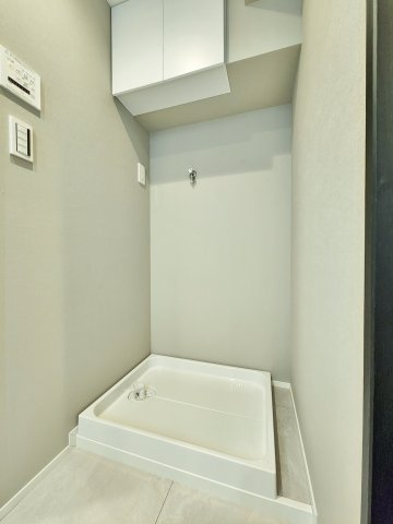 成増グリーンハイツの洗面所|洗濯防水パン・洗濯水栓　新規交換
洗濯機置場の上にはあると便利な収納付き
洗剤などのストックに便利です