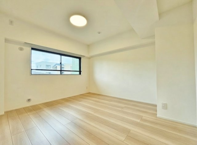 成増グリーンハイツの洋室|洋室7.0帖
主寝室にもピッタリな広々としたきょしてです
WICも完備しお部屋はスッキリとお使いいただけます