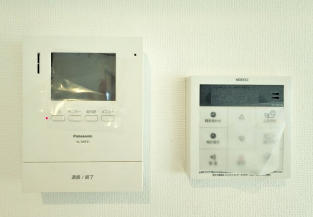 成増グリーンハイツのセキュリティ|【TVモニター付きインターホン】
インターホンの映像で来訪者の声と顔を確認後鍵を解錠することができるTVモニター付きインターホン完備 