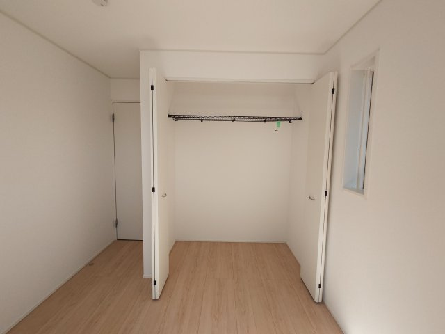 クレイドルガーデン高松市鶴市町第３◇光熱費の負担の軽減が可能なオール電化住宅です！の収納|２階洋室完成予想図：内部には収納棚などが設置されていて収納力が抜群で、衣類以外の大きなものも収納できます(^^♪