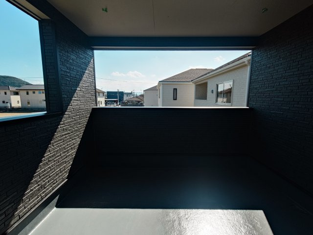 クレイドルガーデン高松市鶴市町第３のバルコニー|バルコニー完成予想図：天候に左右されず使用できるインナーバルコニー付きです。雨の日でも洗濯物を干すことができます。天気の良い日は強い日差しを避けられるの紫外線アレルギーの方にも安心です。