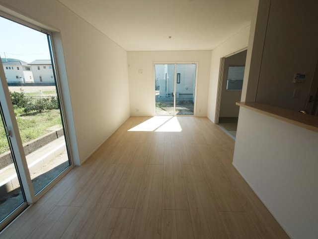 クレイドルガーデン高松市鶴市町第３◇光熱費の負担の軽減が可能なオール電化住宅です！の居間・リビング|リビング：居住空間のメインである１６.２帖の広いリビングは家族がゆとりをもって快適な時間を過ごせます。また、家族構成やライフスタイルの変化にも柔軟に対応できます。