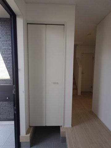 クレイドルガーデン高松市鶴市町第３◇光熱費の負担の軽減が可能なオール電化住宅です！の玄関|玄関収納：玄関をすっきりと保ち、靴や屋外で使用する様々なものを効率的に収納できる収納力豊富なのシューズクロークがあれば、靴を玄関に置きっぱなしにする必要がなくなります！