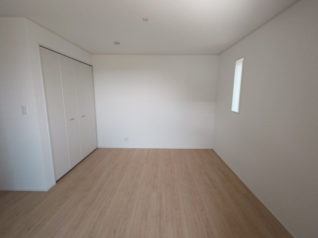 クレイドルガーデン高松市鶴市町第３◇光熱費の負担の軽減が可能なオール電化住宅です！の寝室|２階主寝室：大型の家具を設置しても圧迫感が生まれにくく、空間に余白を持たせた自由度の高いコーディネートができる２階主寝室です。