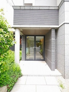 ウェルカーサ横浜関内のエントランス
