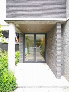 ウェルカーサ横浜関内のエントランス