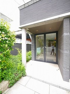 ウェルカーサ横浜関内のエントランス
