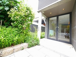 ウェルカーサ横浜関内のエントランス