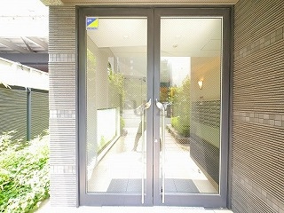ウェルカーサ横浜関内のエントランス