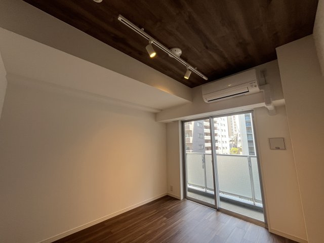 ADW Residence 西新宿の居間・リビング|写真は別部屋同タイプ。工事内容により仕様変更の場合あり。