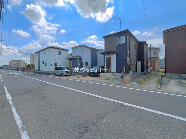 春日部市栄町2丁目　中古一戸建ての前面道路含む現地写真