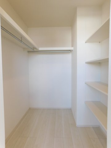名古屋市南区砂口町の新築一戸建の収納|◇ウォークインクローゼット◇　　可動棚とハンガーパイプ付きで家族の洋服や荷物が管理しやすい大容量収納♪