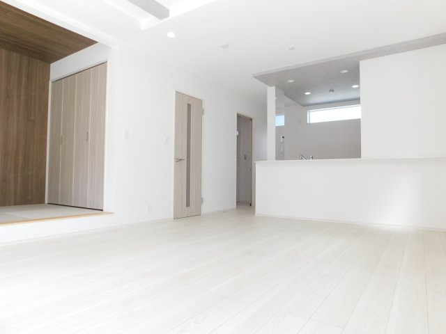 名古屋市南区砂口町の新築一戸建の居間・リビング|◇リビング◇　　南面で明るく広いリビング１９．０帖　ポップアップ天井のオシャレなキッチン♪