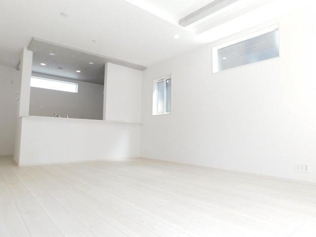 名古屋市南区砂口町の新築一戸建の居間・リビング|◇リビング◇　　南面で明るく広いリビング１９．０帖　天井にアクセントをつける化粧梁のリビング♪