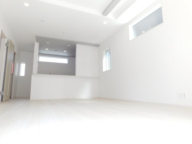 名古屋市南区砂口町の新築一戸建の居間・リビング|◇リビング◇　　南面で明るく広いリビング１９．０帖　天井にアクセントをつける化粧梁のリビング♪