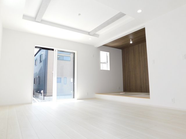 名古屋市南区砂口町の新築一戸建の居間・リビング|◇リビング◇　　南面で明るく広いリビング１９．０帖　小上がりの畳コーナー付き♪